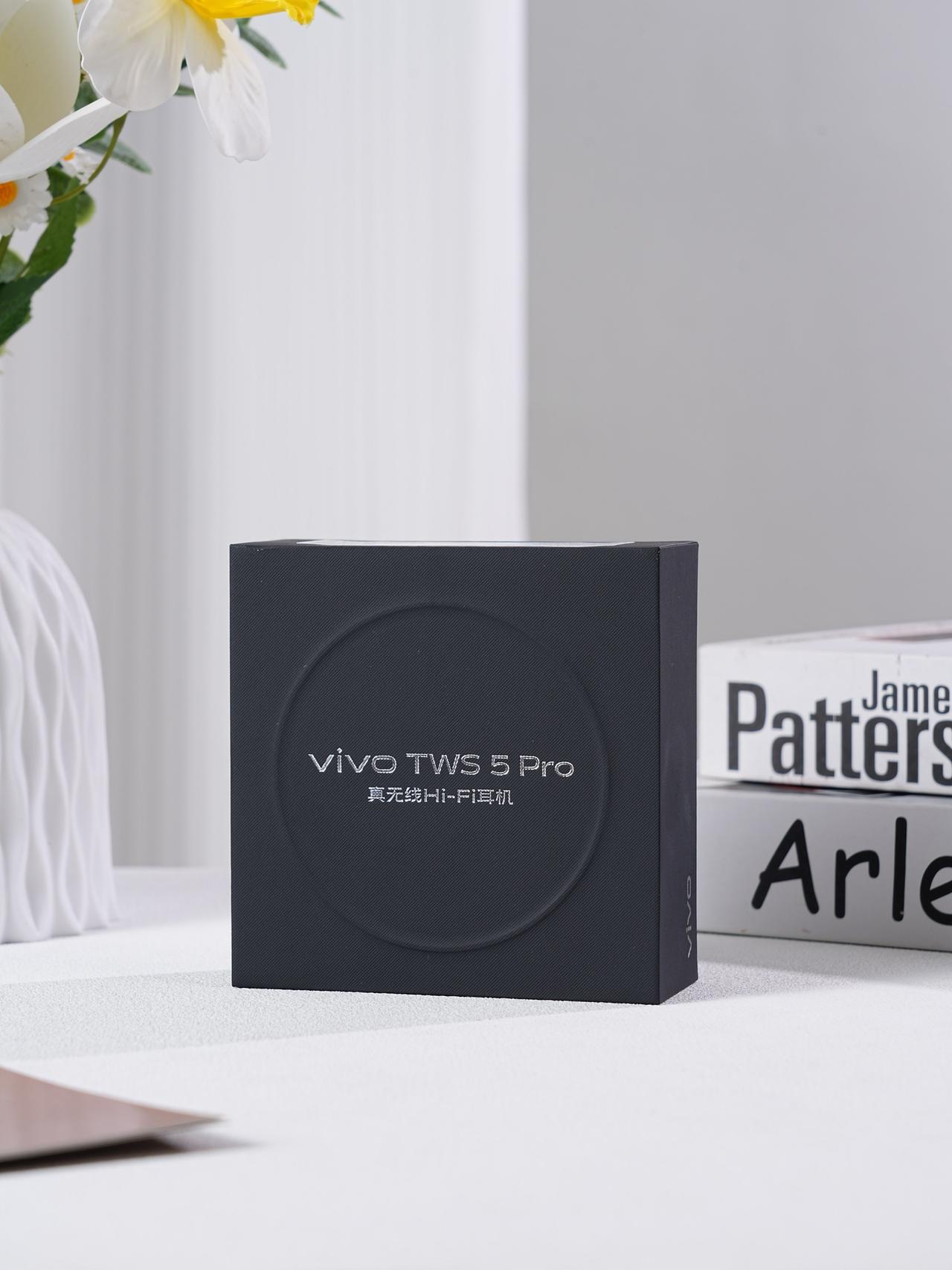 vivo TWS 5 Pro，纯黑款式简约耐看哑光磨砂不沾指纹，简约金属点缀低调