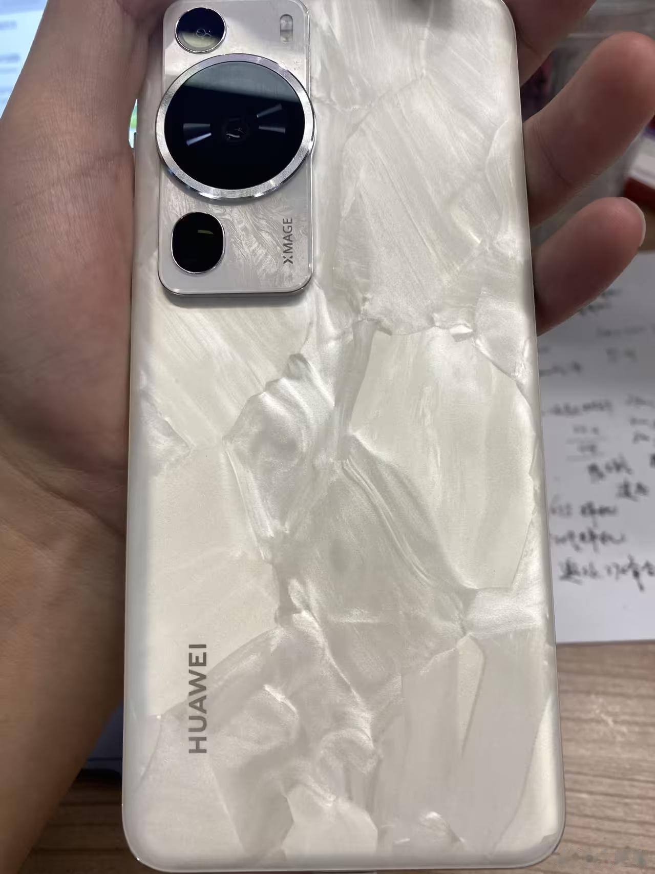 都说这是华为P60 Pro坤坤版，但我看了半天没看出来[捂脸]