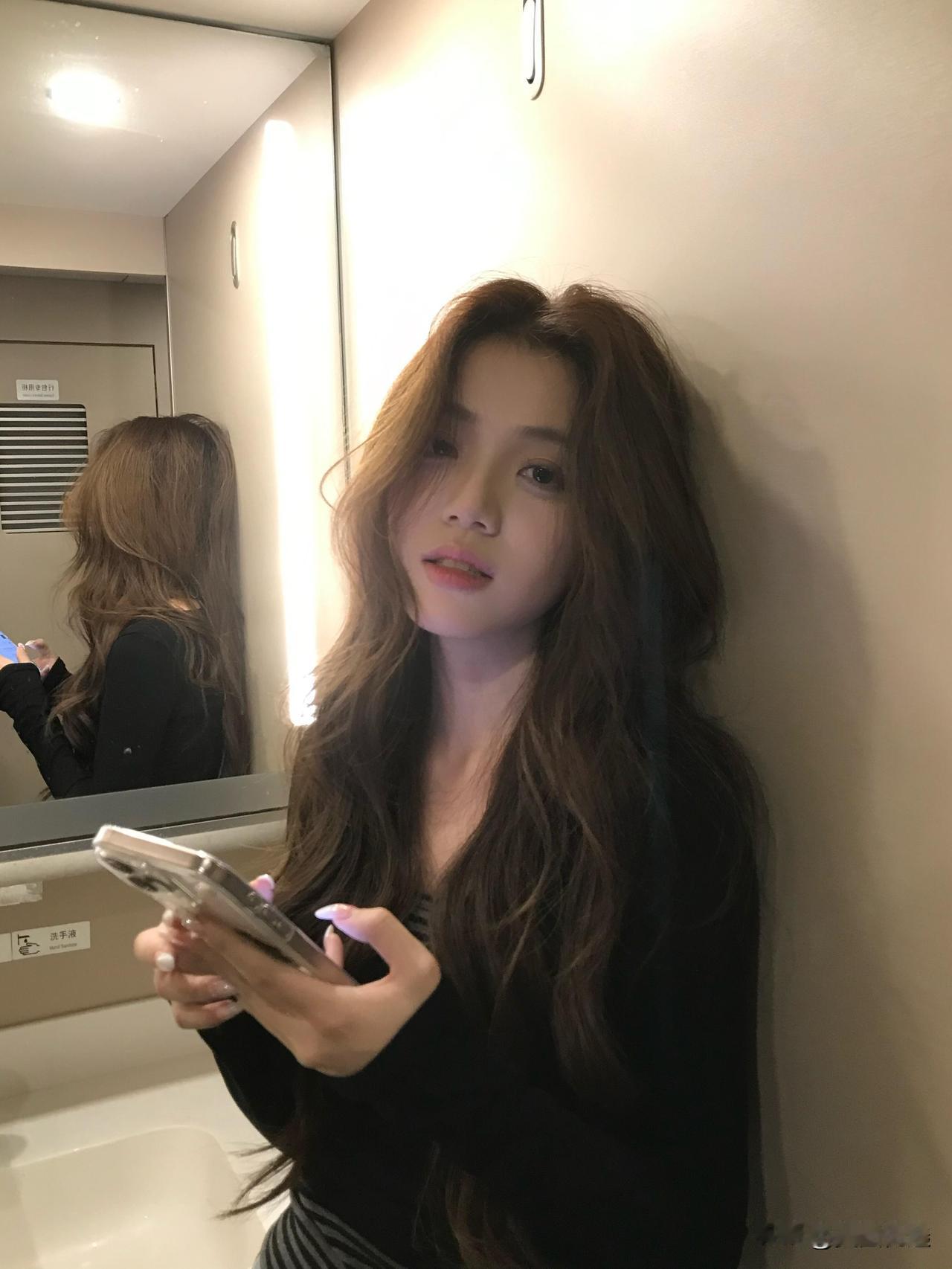 灯光下的少女，清纯甜美。 镜中倒影，手机相伴，享受独处时光。