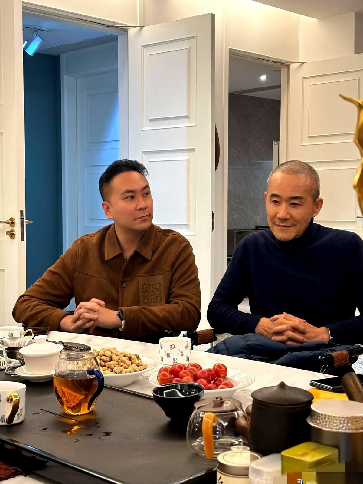 我去，看到王石这事儿，真是狠狠地震惊了一下！75岁了，不戴头套了，光头，面前一杯