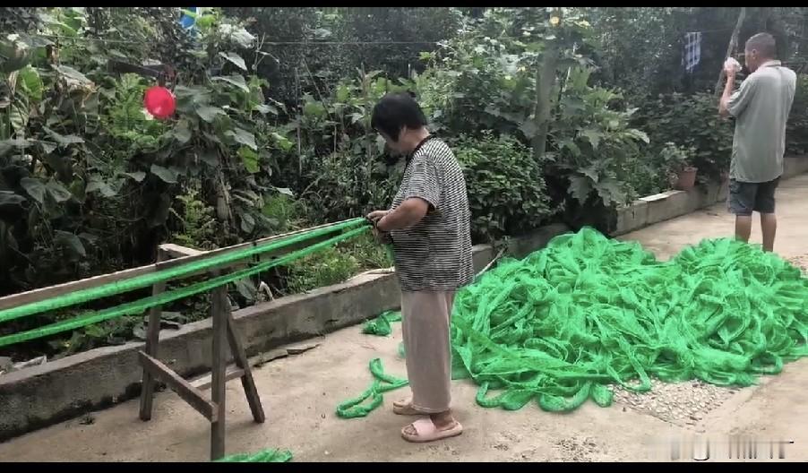 大神老哥这会儿正帮着母亲扯渔网，我想起了前几天一位头条朋友的留言。

这位头条朋
