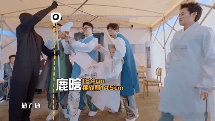 90度是鹿晗的极限但不是邓超的终于知道鹿晗不擅长什么了哈哈哈哈哈 鹿晗柔韧性短板