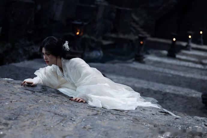 鞠婧祎霜衣落尘鞠婧祎眼底的光是烧不尽的倔强 鞠婧祎霜衣落尘，鞠婧祎眼底的光是烧不