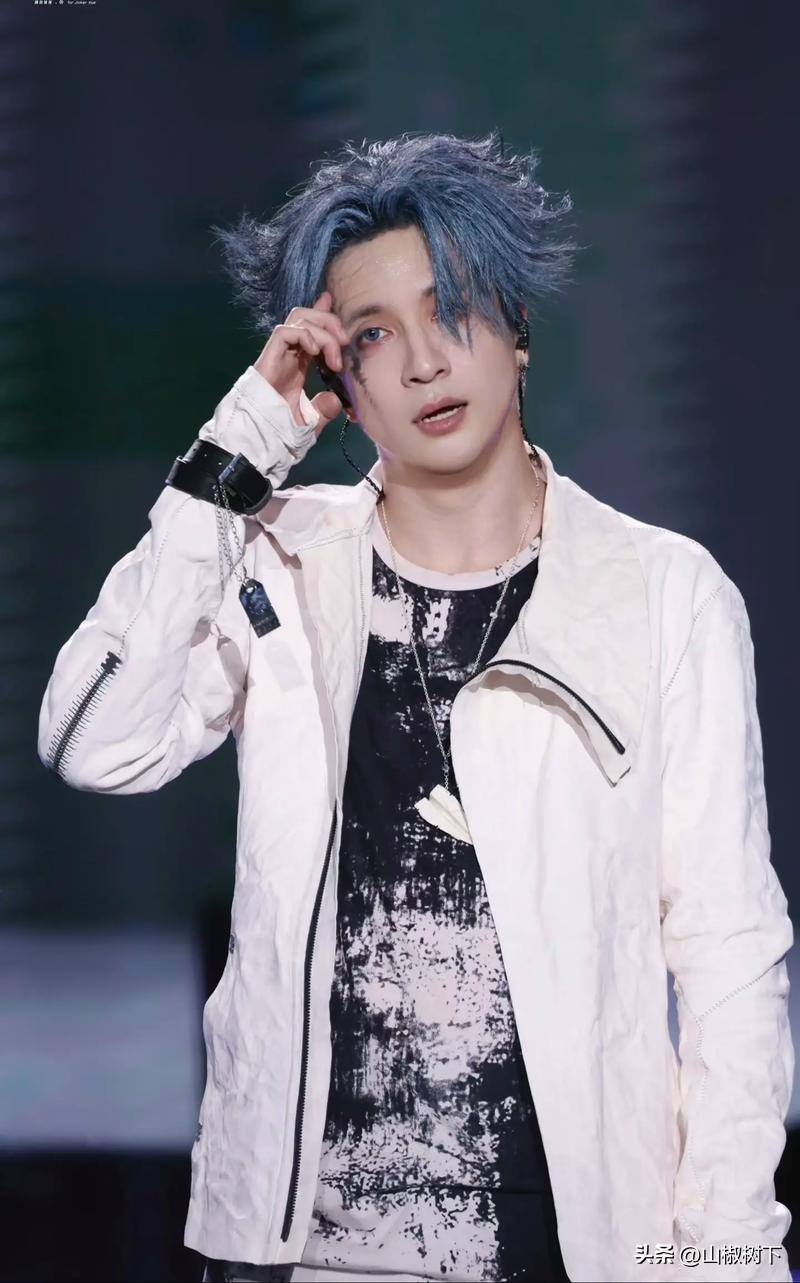 薛之谦万兽之王演唱会的舞台看起来感觉怪怪的，特别是万兽之王这几个字亮灯后，你们看