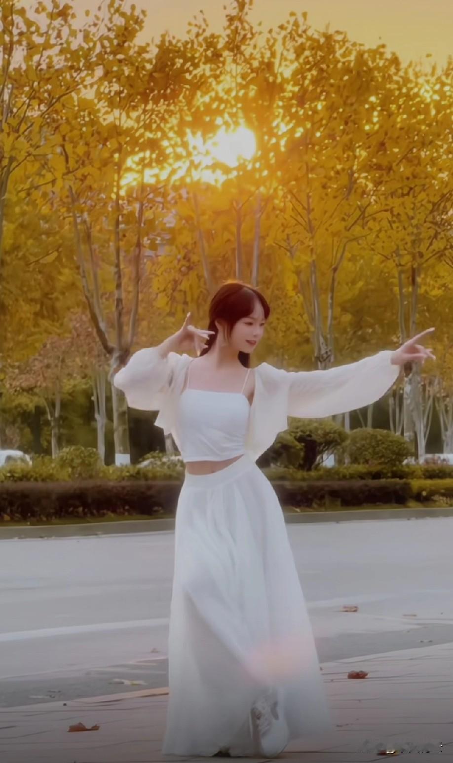 金色阳光才是最好的追光灯师。
当影子爬上东墙，
她忽然定格成琥珀。
原来有些舞注