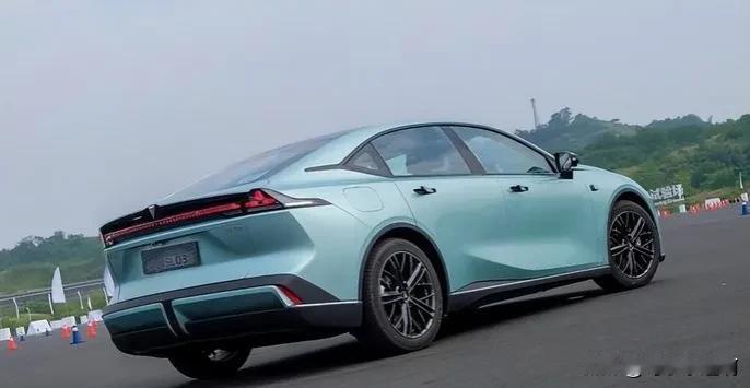 深蓝SL03的车身长宽高分别是4820/1890/1480mm，轴距是2900m