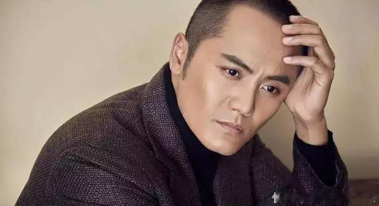 张嘉译的弟弟被哥哥带入娱乐圈，演艺之路蛮坎坷。他出身京剧世家，本有机会去西安美术