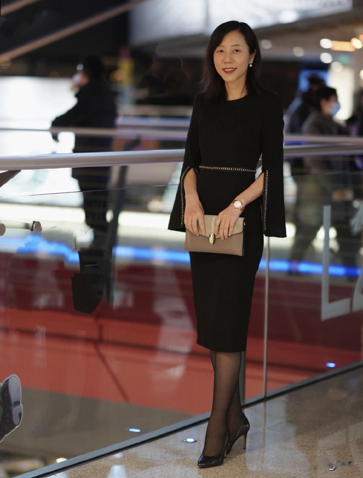 五十岁女人能穿细跟高跟鞋吗五十出头，穿上细跟高跟鞋那气场直接两米八。细跟高跟鞋能