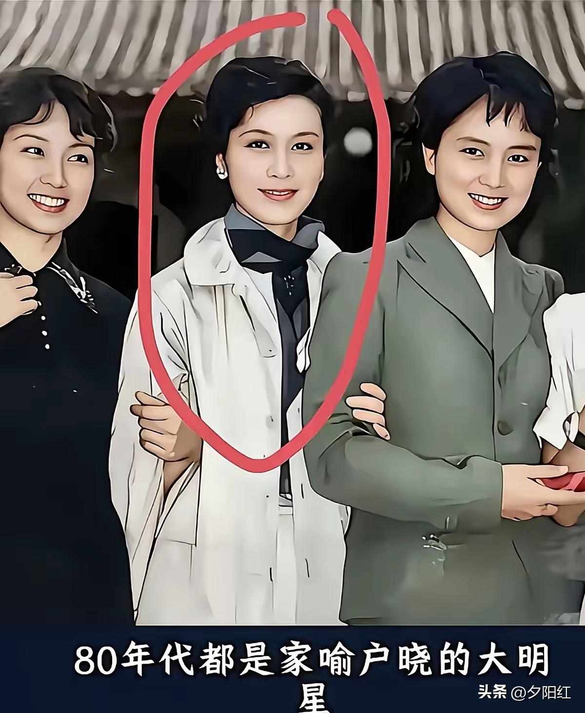 北影三位知名女星，
从左到右依次是刘晓庆、李秀明、张金玲。
中间这位看着不太像李