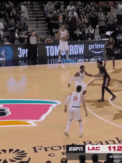 看把泰伦卢气的，都忍不住要冲进场去揍他俩。
巴图姆场外发球，发给大洛，大洛一个撞