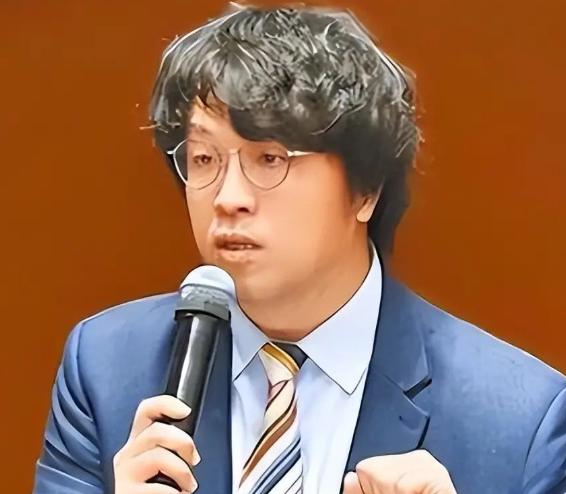 沈伯洋公开表态了。国民党内部有人提议开除赵少康党籍后，沈伯洋10月17日根据岛内