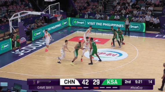 中国男篮vs沙特男篮 沙特队这次底线球战术还是挺成功的，通过掩护直接形成了上空篮