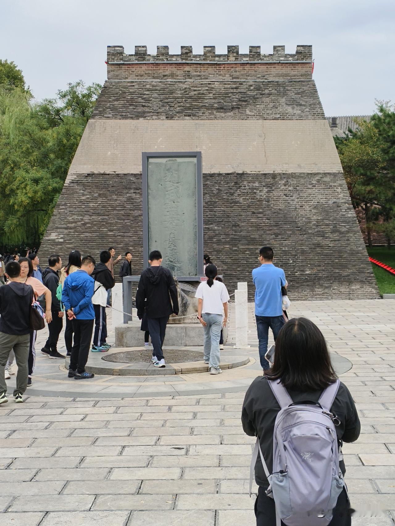 公园美景随拍 打卡历史悠久的古城墙，感受千年文化魅力！
