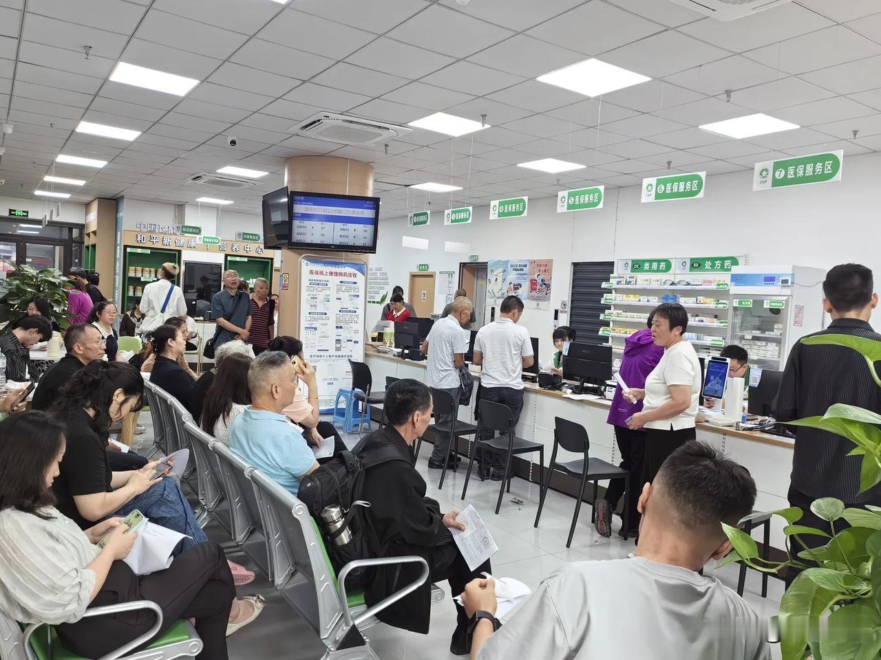 医院医生开的药不在医院药房取药，为啥非要去和平药房外购。关健和平药房的对外窗口少