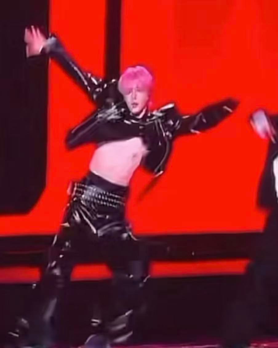 刘耀文全露了刘耀文露上身刘耀文露上身，好大方，行呀那就 