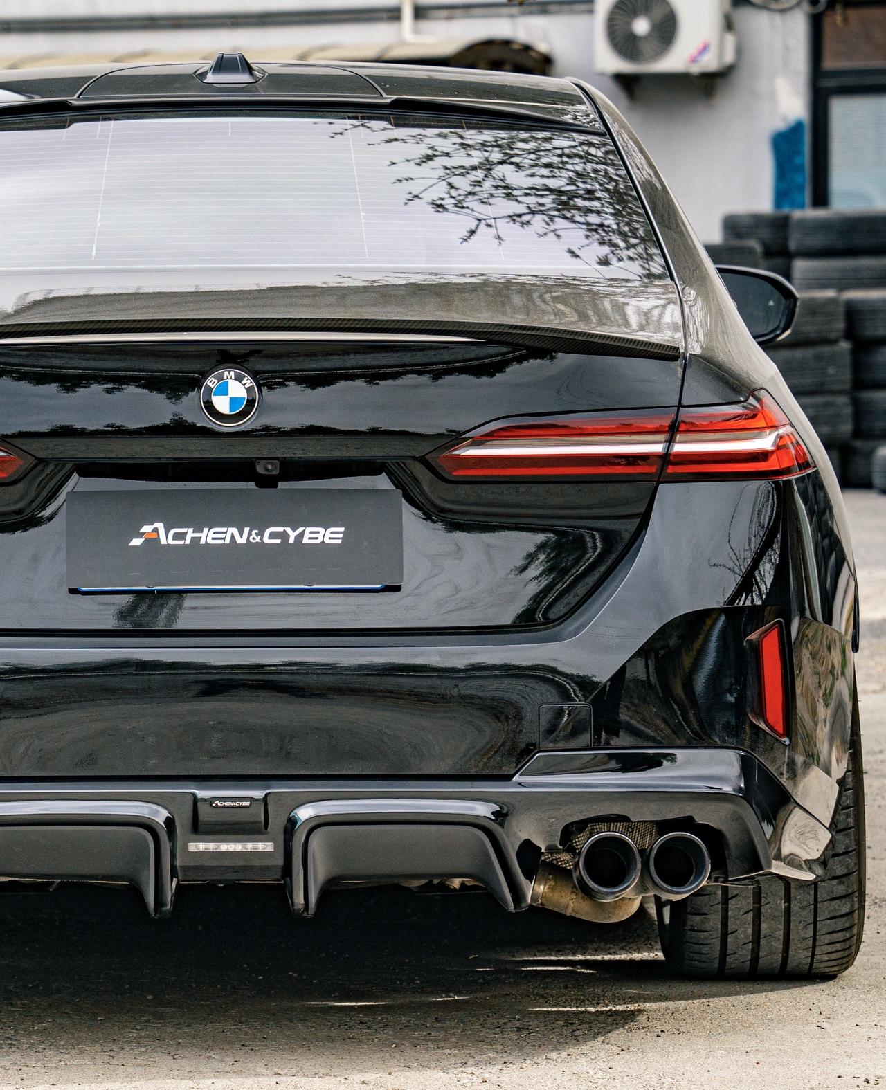 这才是大佬座驾！全国首装。雷肯茨博全新亮黑宝马新5系G68 ABS后唇全国首装，