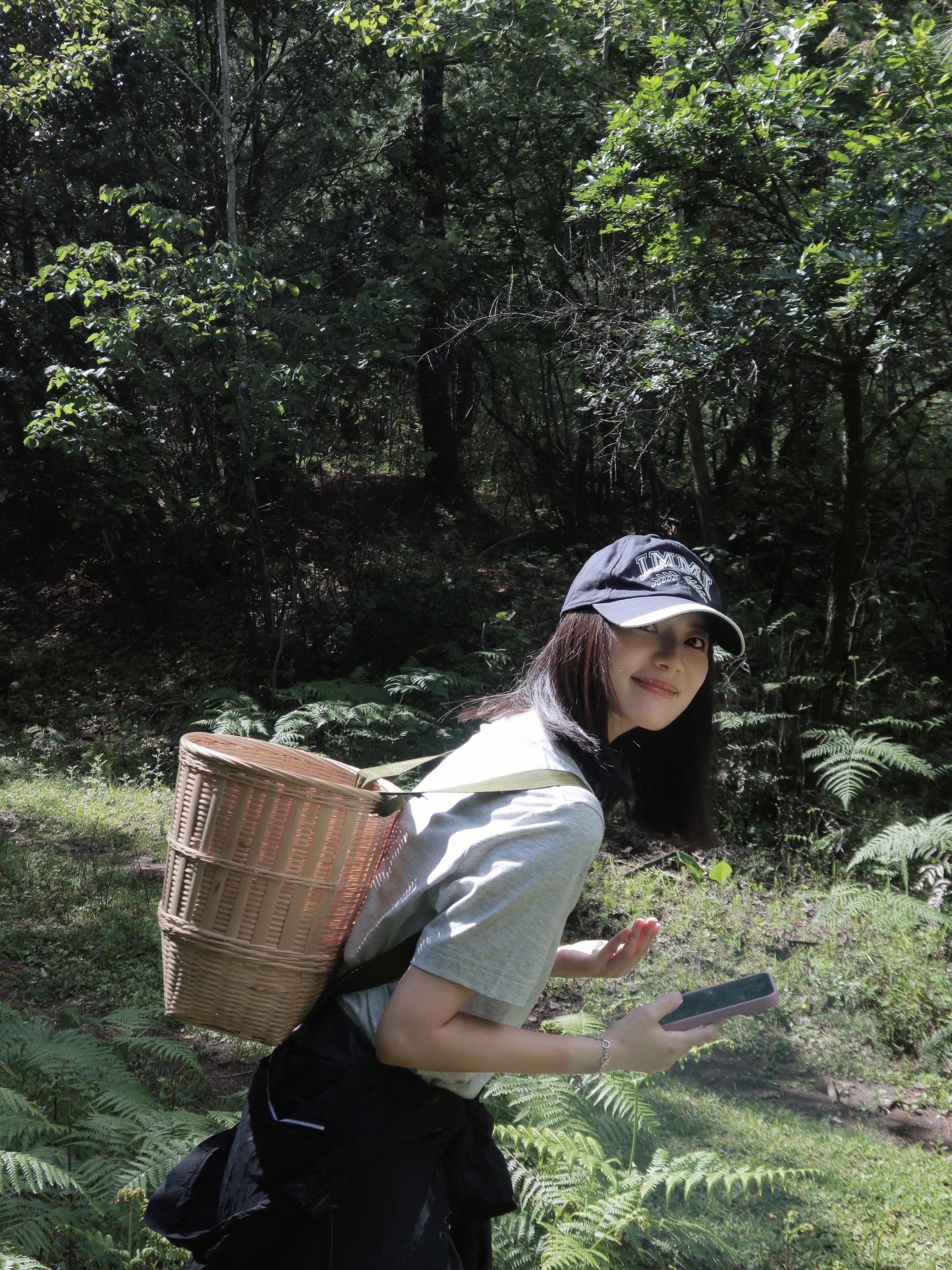走在丽江山林里。