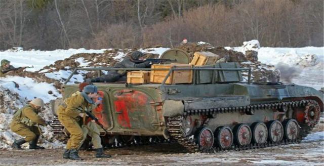 二战硝烟散尽，各国论功行赏。苏联拟定授衔名单，斯大林亲批“坦克兵元帅”人选，卡图