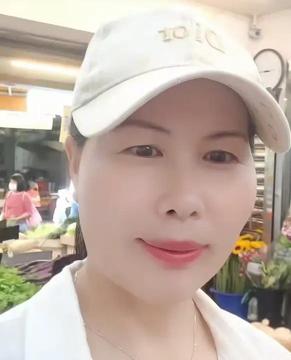 小杨阿姨和马筱梅妈妈一起现身湾湾市场买菜，网友表示马筱梅妈妈对女儿真是无条件的付