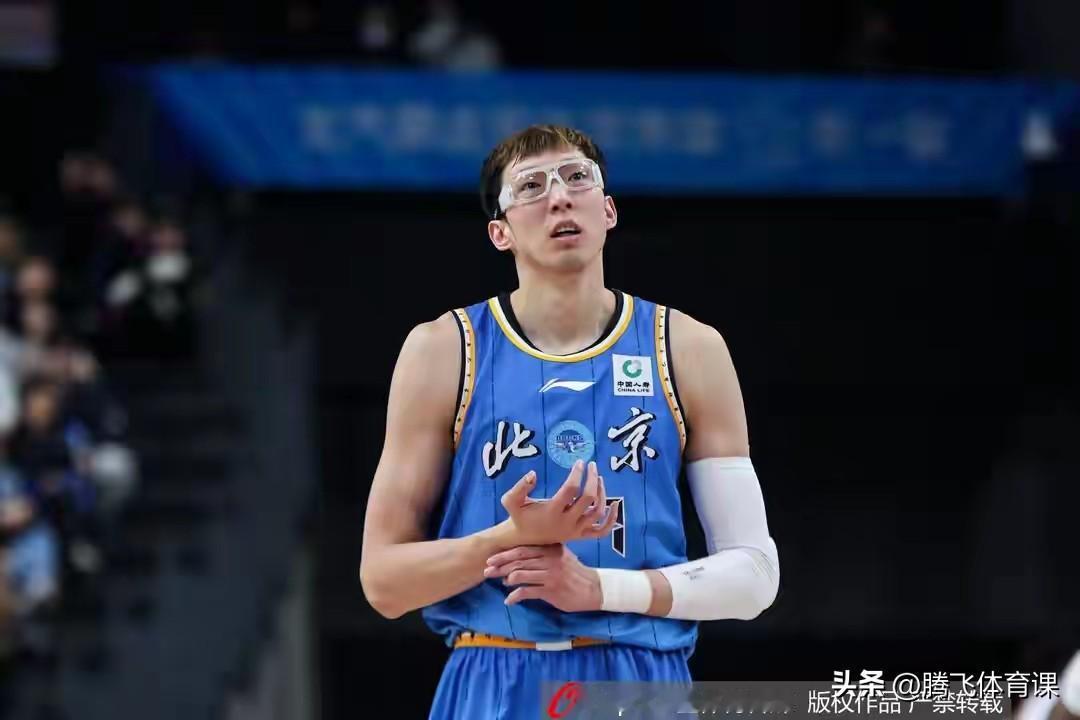 媒体人:预测新一届男篮国家队18人集训大名单:

1.后卫

赵睿，高诗岩，廖三