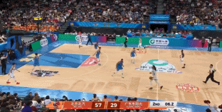 萨姆纳挣扎上篮得分，这是宏远第二个球员有运动战得分，萨林杰之前6中0难交代

