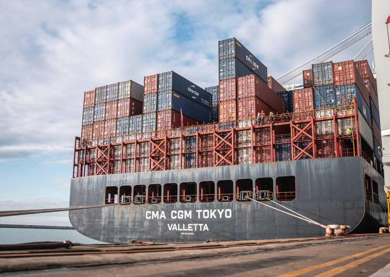 法国总统埃马纽埃尔·马克龙宣布，一艘载有383吨加沙营养援助物资的货船于周日晚间