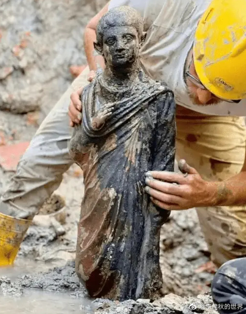 再看这个：在意大利托斯卡纳大区的一处古罗马遗址中，考古人员发现了一批24具青铜雕