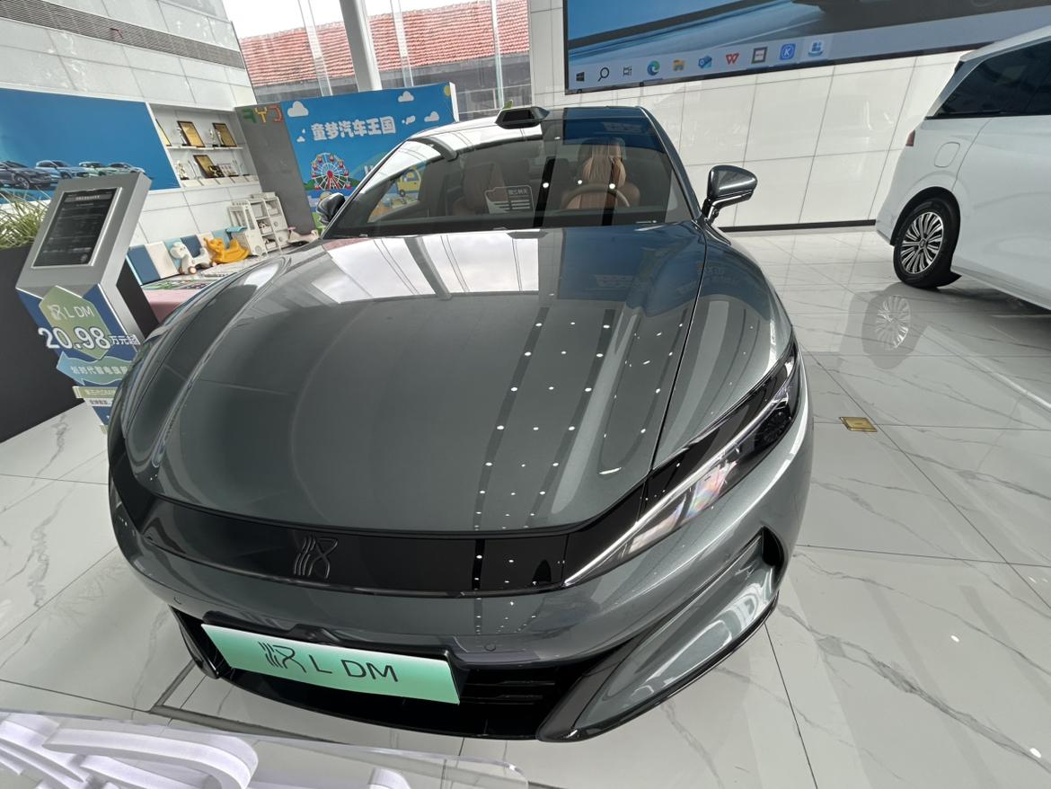 这前脸真带劲啊！龙颜设计3.0版，中网跟鳞片似的会呼吸，贯穿式头灯"唰"一亮，隔