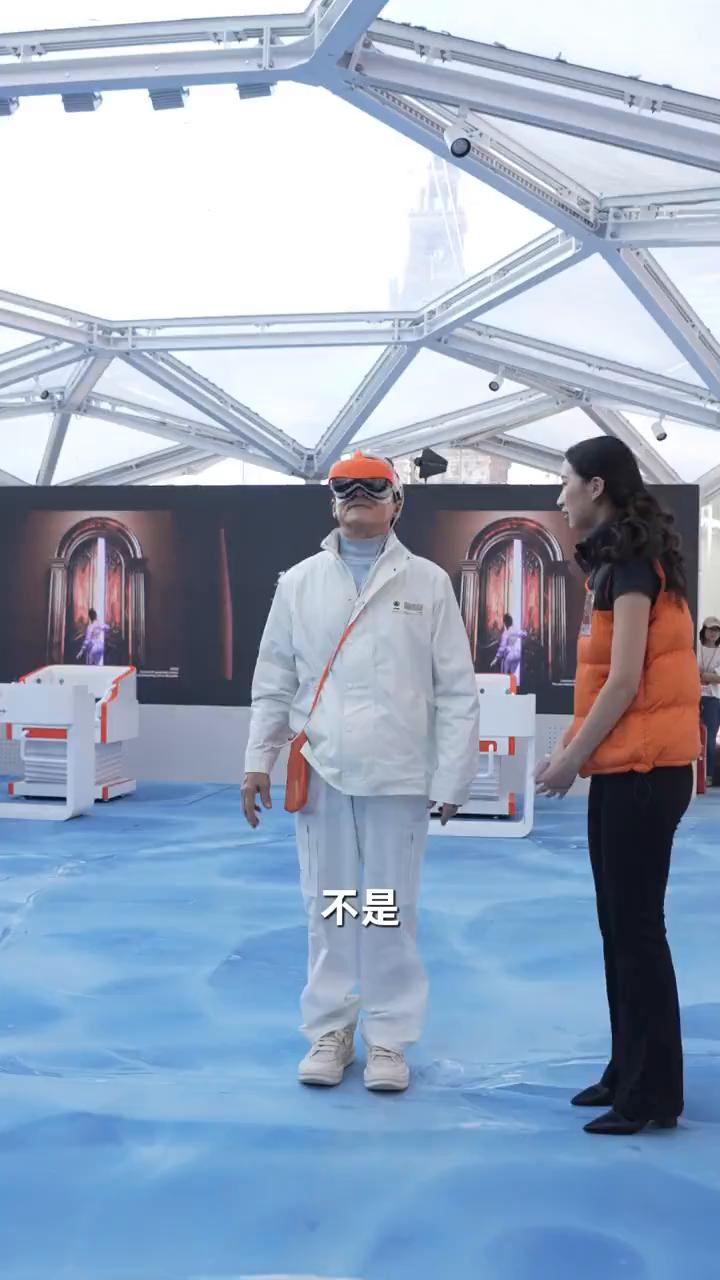 不是，成龙大哥你怎么背着我们勇闯舞蹈圈了？这一招一式的功夫style直接把我们这