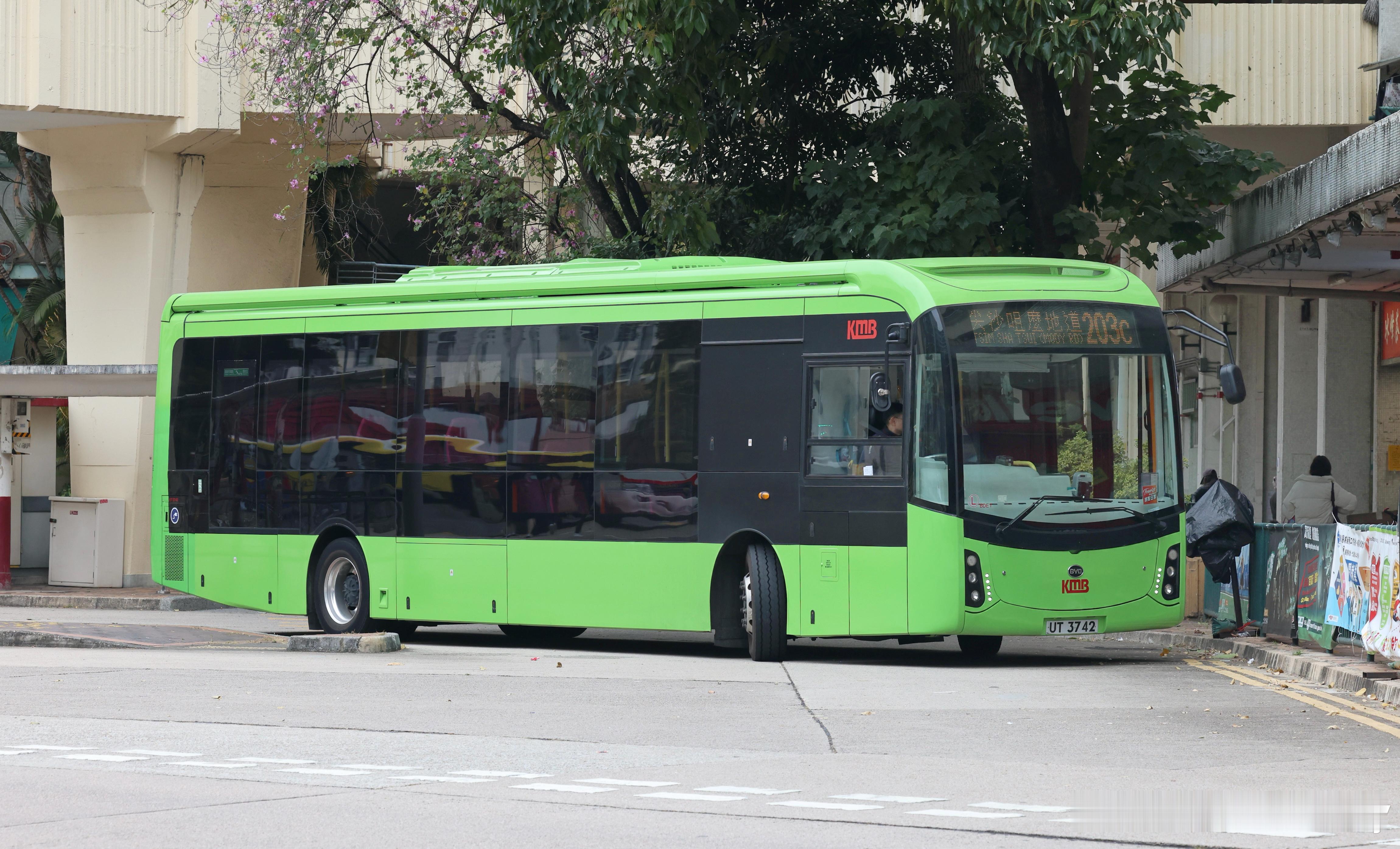 大坑东邨新能源纯电动公共汽车等了一下午愣是没看见一台B12，倒是等来个金旅纯电小