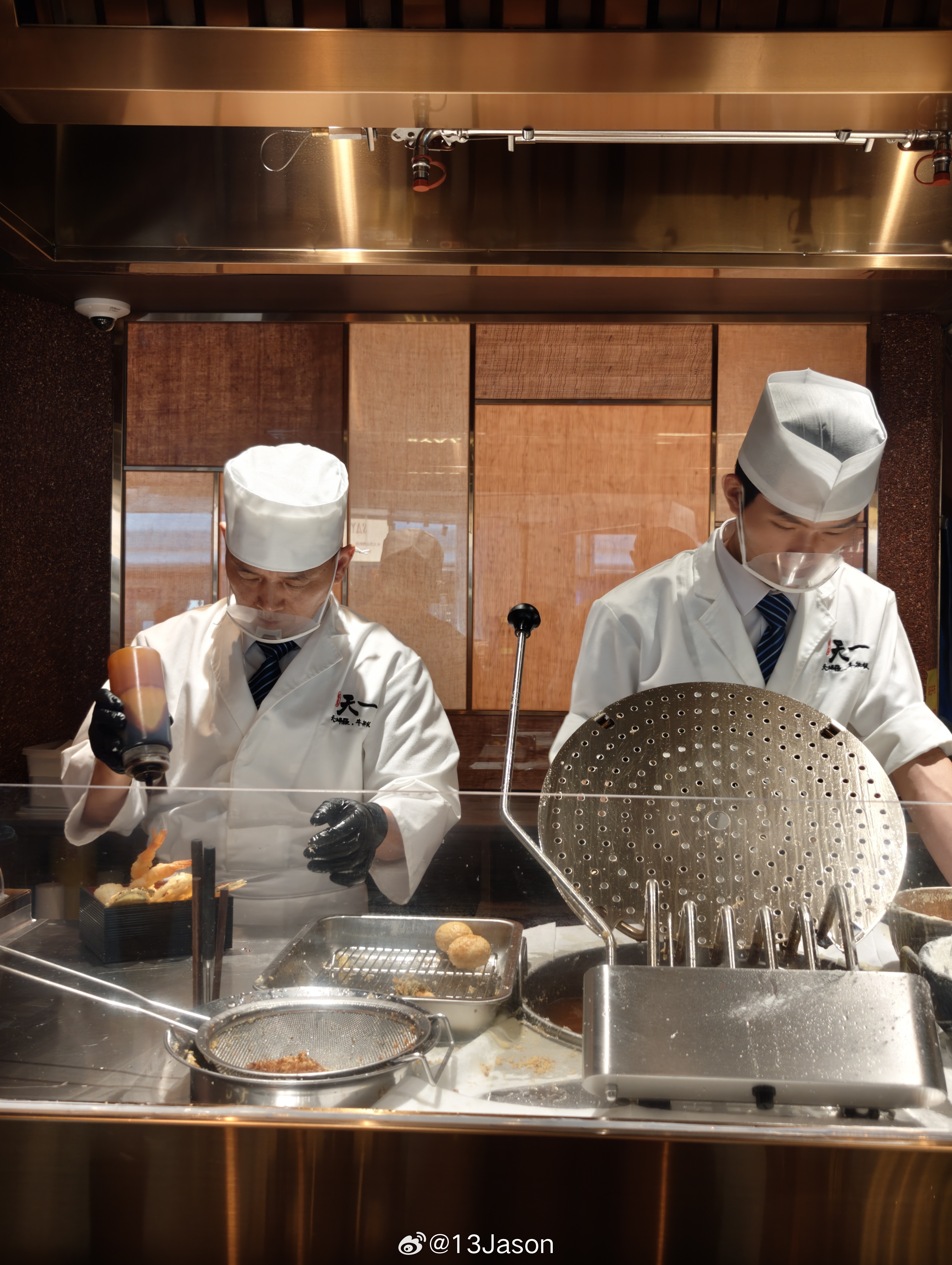 中午本来想吃拉面，转眼看到了博多新店。主营天妇罗和牛排饭。整了个单人餐，这份量感