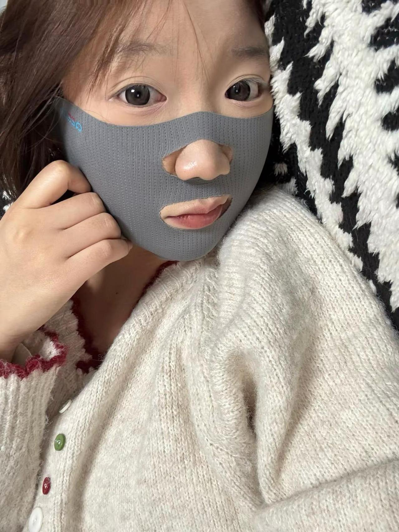 不是非得每天用，但戴习惯了就摘不下来。洗脸后套上，做家务、看手机都不耽误。没什么