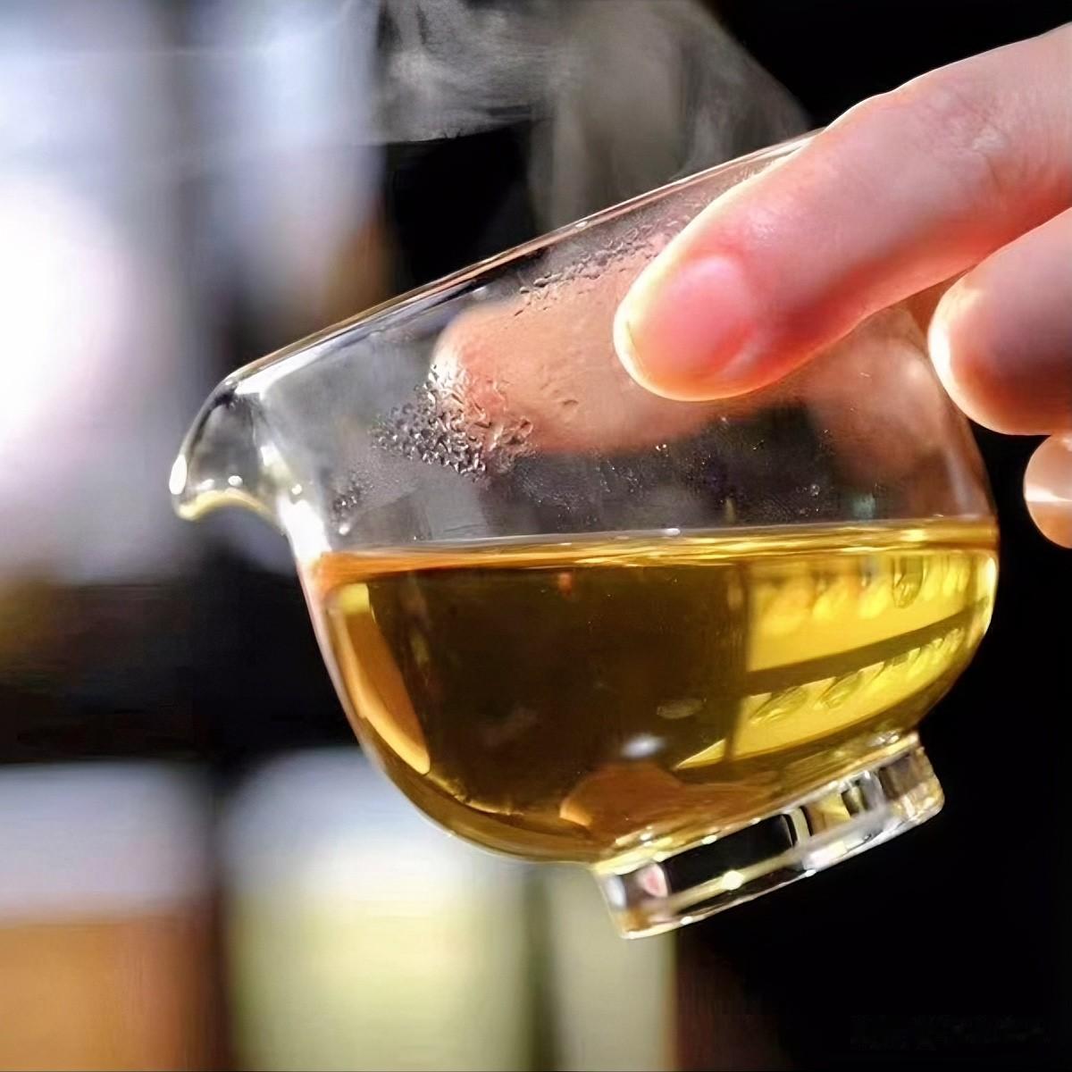 《茶道箴言·铭文体》
茶之铭：青瓷为器，沸水为灵。叶浮沉以喻岁，盏浅淡而含真。厚