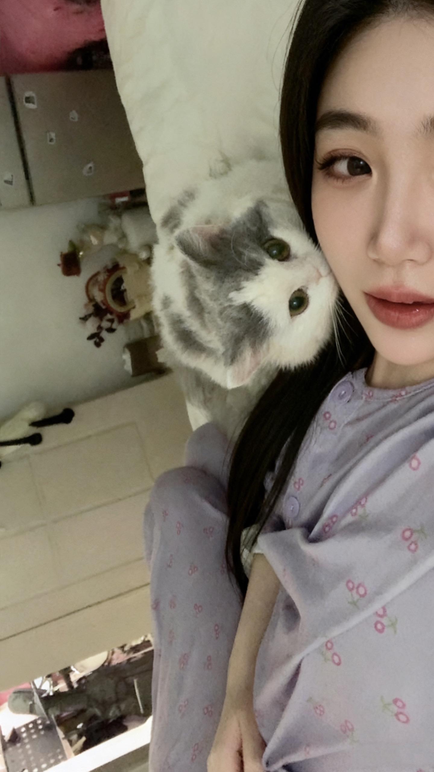 50岁依然保持好状态之。爱猫人士吸猫我被猫吸，坏人n猫我被猫n…如果足...