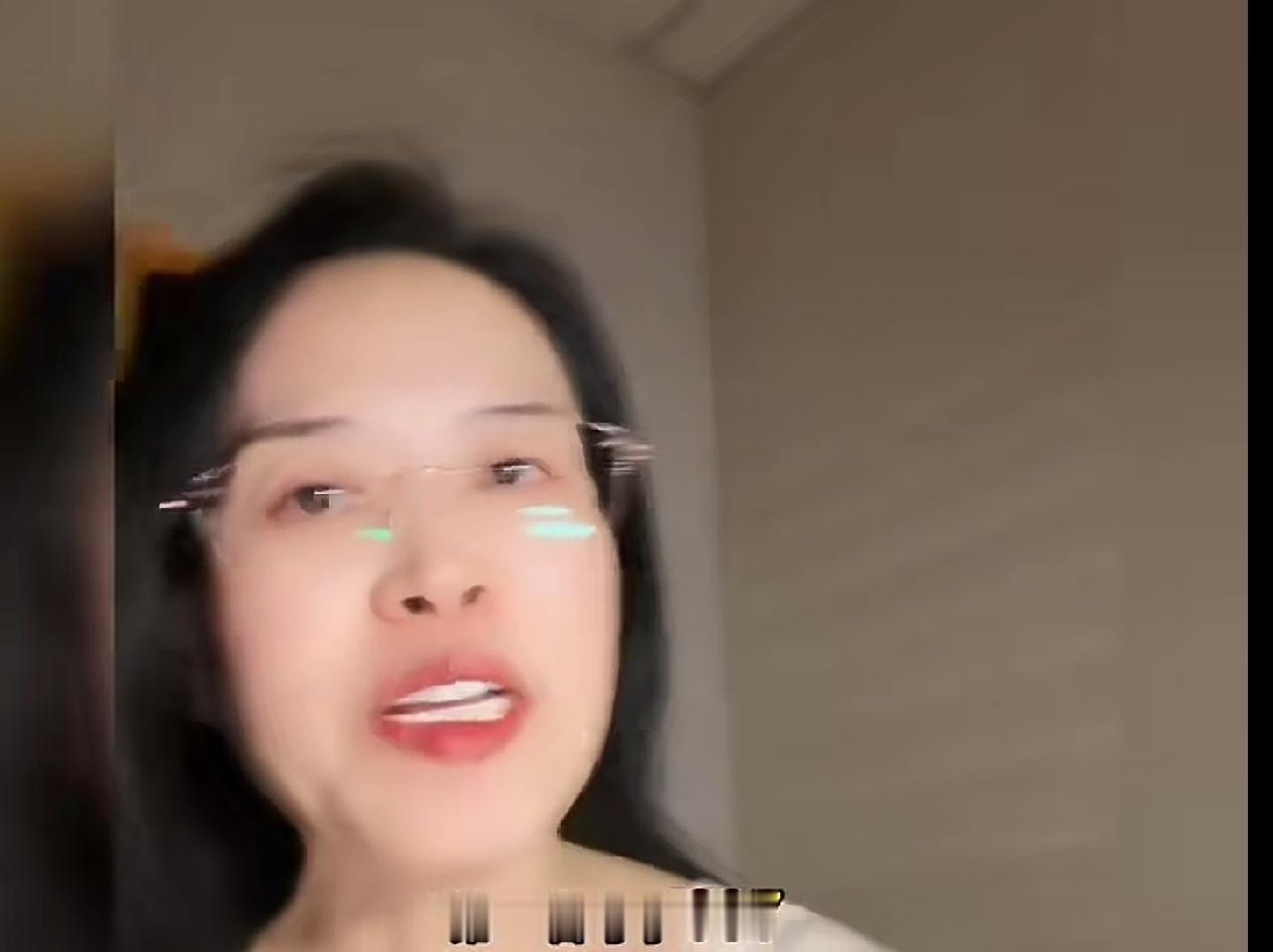 高考查分现场，一个班主任哭了。
全班第一名687分的时候，她笑得很开心。可翻到最