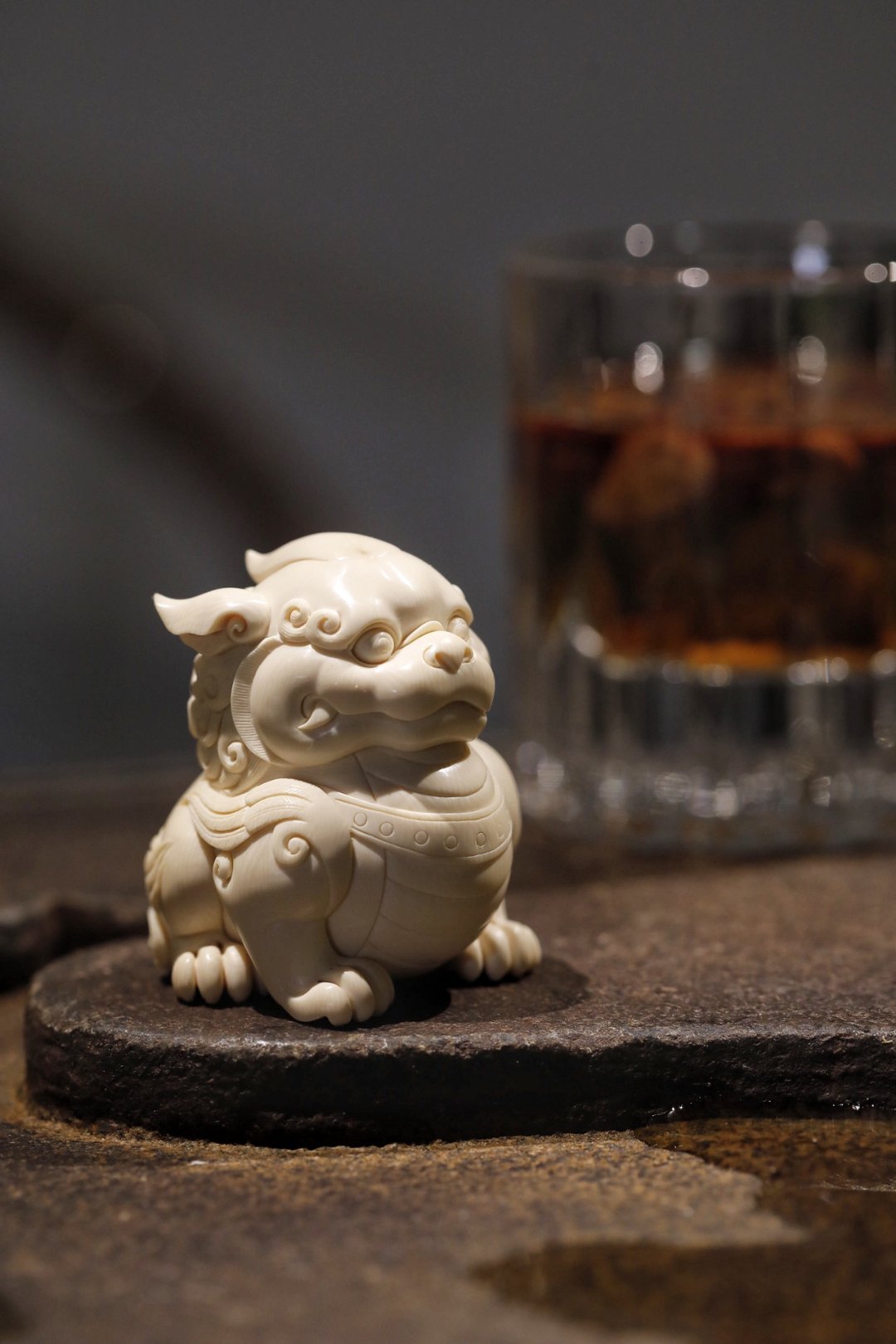 猛犸 | 天禄貔貅阔额圆目，神态憨萌却藏威仪，卷鬃纹理婉转流畅，腹身敦实饱满，四