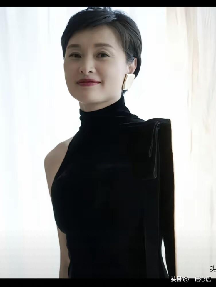 吴越的书卷气 蒋勤勤的烟火气，哪个更吸引男人？
年轻时的陈建斌被吴越的书卷气吸引