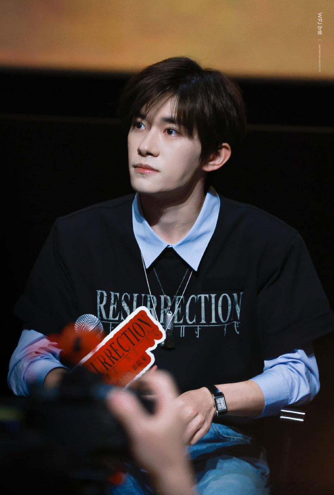 路人镜头里的千玺太绝了！《狂野时代》路演路透，真实状态满是演员质感～ 