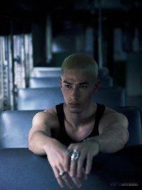 米卡看emoji猜中文这辈子没这么为难过！看emoji猜中文把外国帅哥逼到薅头发