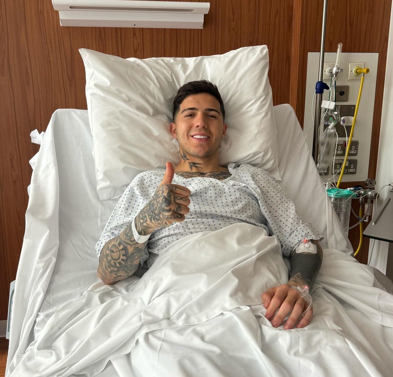 【佐子哥好好恢复，美洲杯等你[打call]】恩佐术后ins报平安：“我想告诉你们