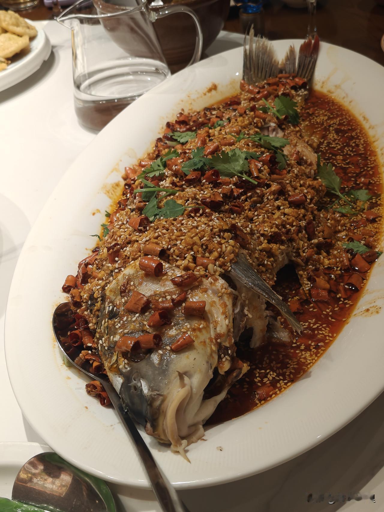 这么大的香辣鲤鱼能做到里面也入味确实不错！

临沂炒鸡都说自己的好吃，但是真正能