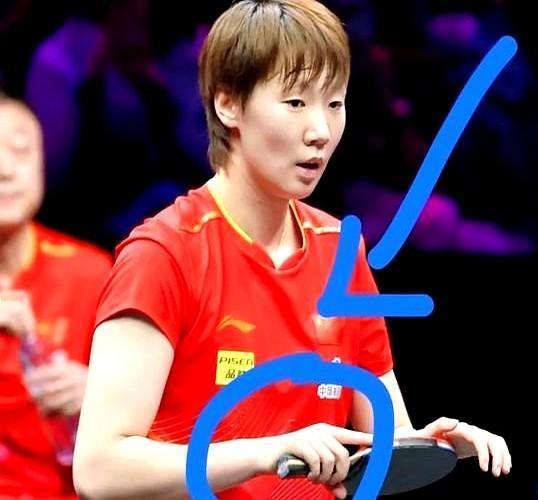 王曼昱的杀气，全藏在一个动作里。

比赛中，她总会对着球拍哈一口气，再用手心轻轻