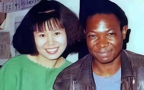 这段跨国婚姻最讽刺的地方在于：一个能考进清华的脑子，在解构爱情时，却自动屏蔽了所