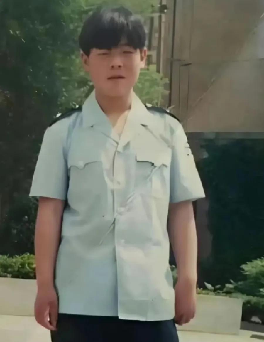 岳云鹏没出道之前的照片，机遇大于努力，多亏了遇见贵人和自己的努力才有了今天。 岳