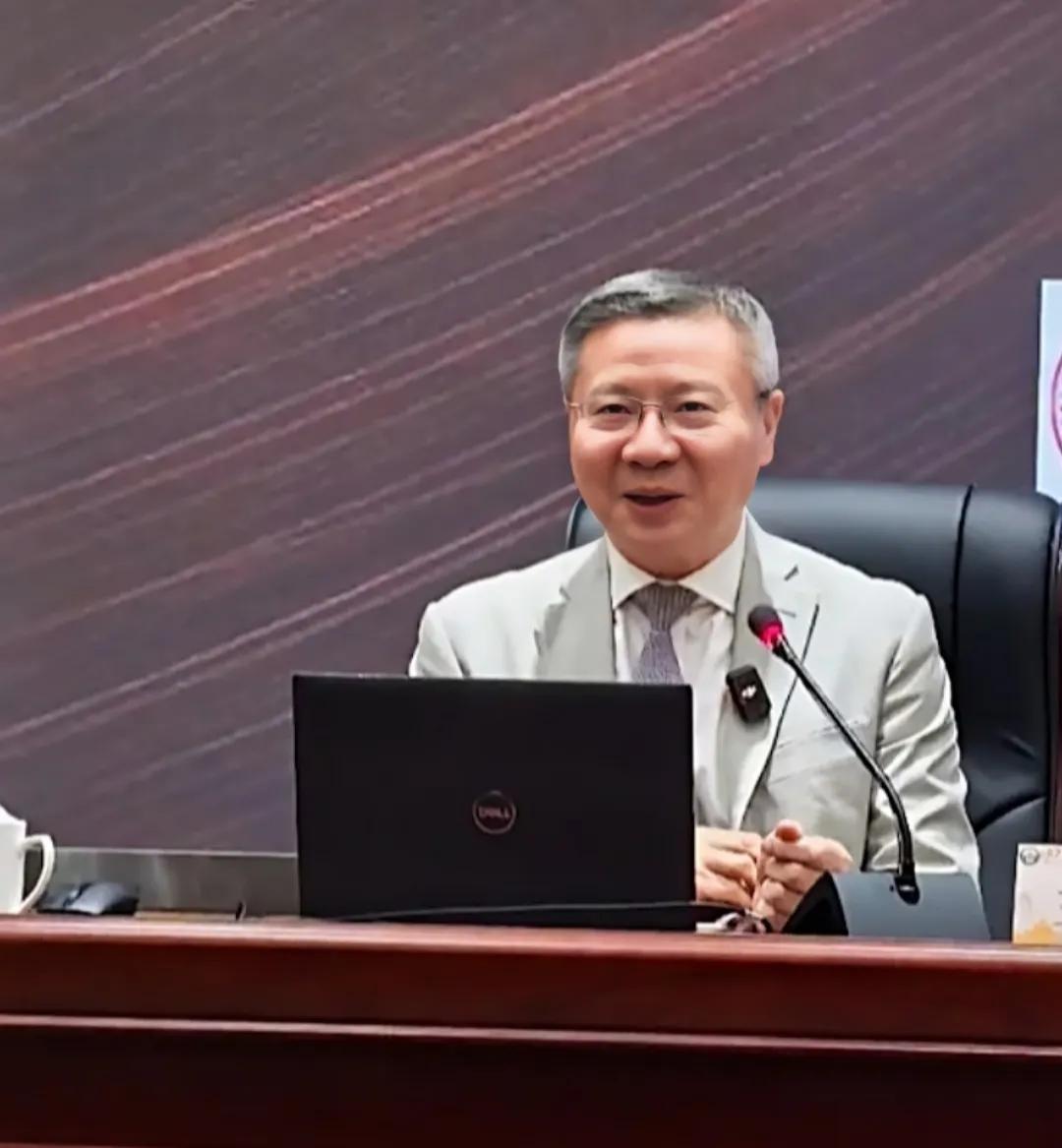 网友正能量小红花说：建议张维为教授到非洲支教，讲好中国故事。
这位网友的建议很有