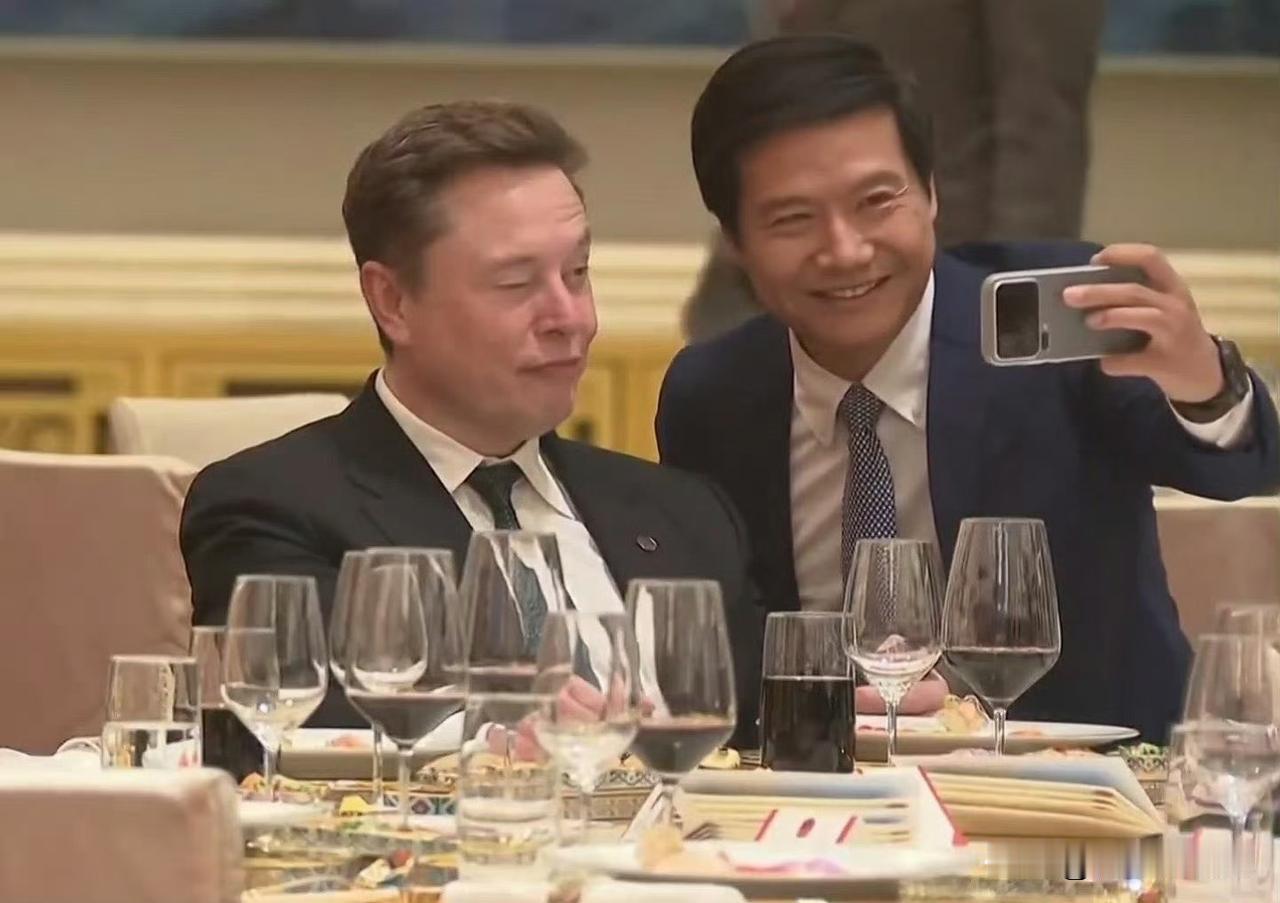当年晚宴上的同框，是两个‘改变行业的疯子’，也是一段互相照亮的故事。
致敬马斯克