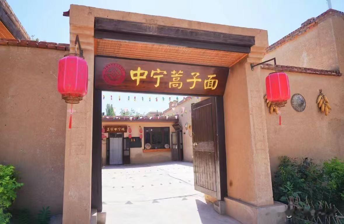 十一这个假期亲们准备去哪里嗨皮呢？不妨考虑一下宁夏，这里的山水美景有着“塞上江南