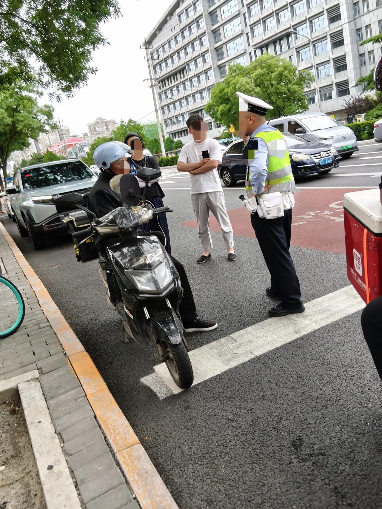 一起交通纠纷让帽子叔叔都为难
昨天下午从哥家出来，等车去北大地。车站旁边一骑电车
