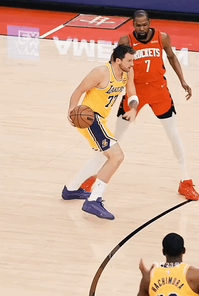 东契奇单打杜兰特欣赏！

现代篮球对于脚步的判罚是没有一个度的。
只要球进了那就