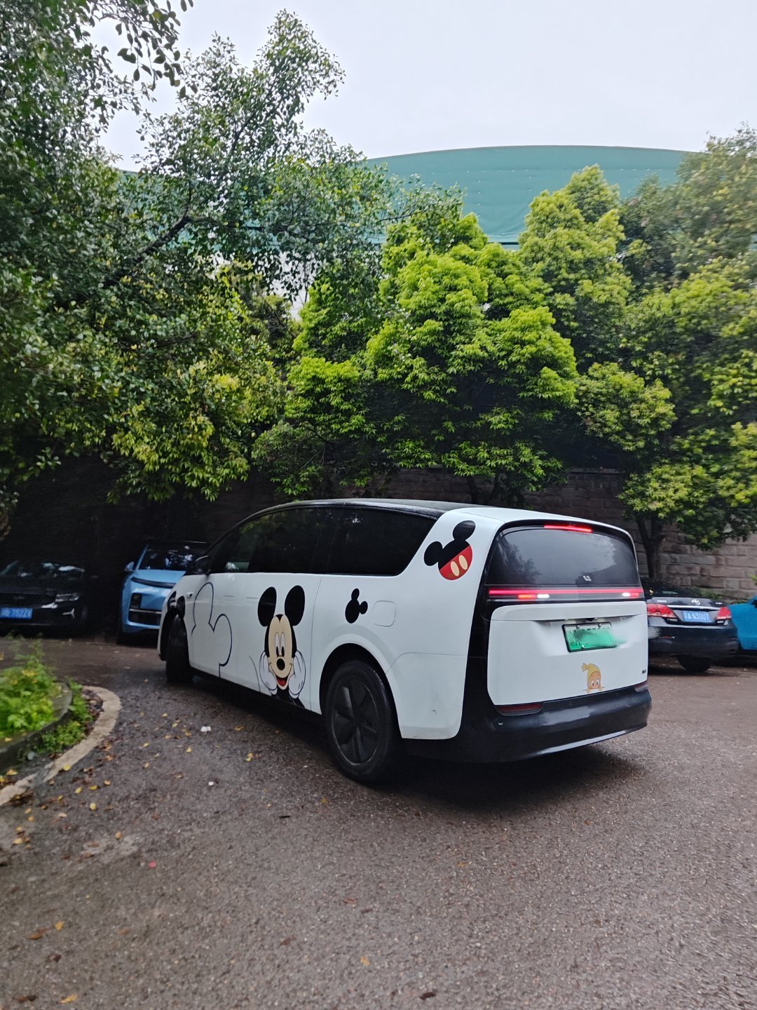 路上遇到一台涂鸦版的mega，挺有意思的。俄罗斯的访谈成片了，大主题就是“理想为